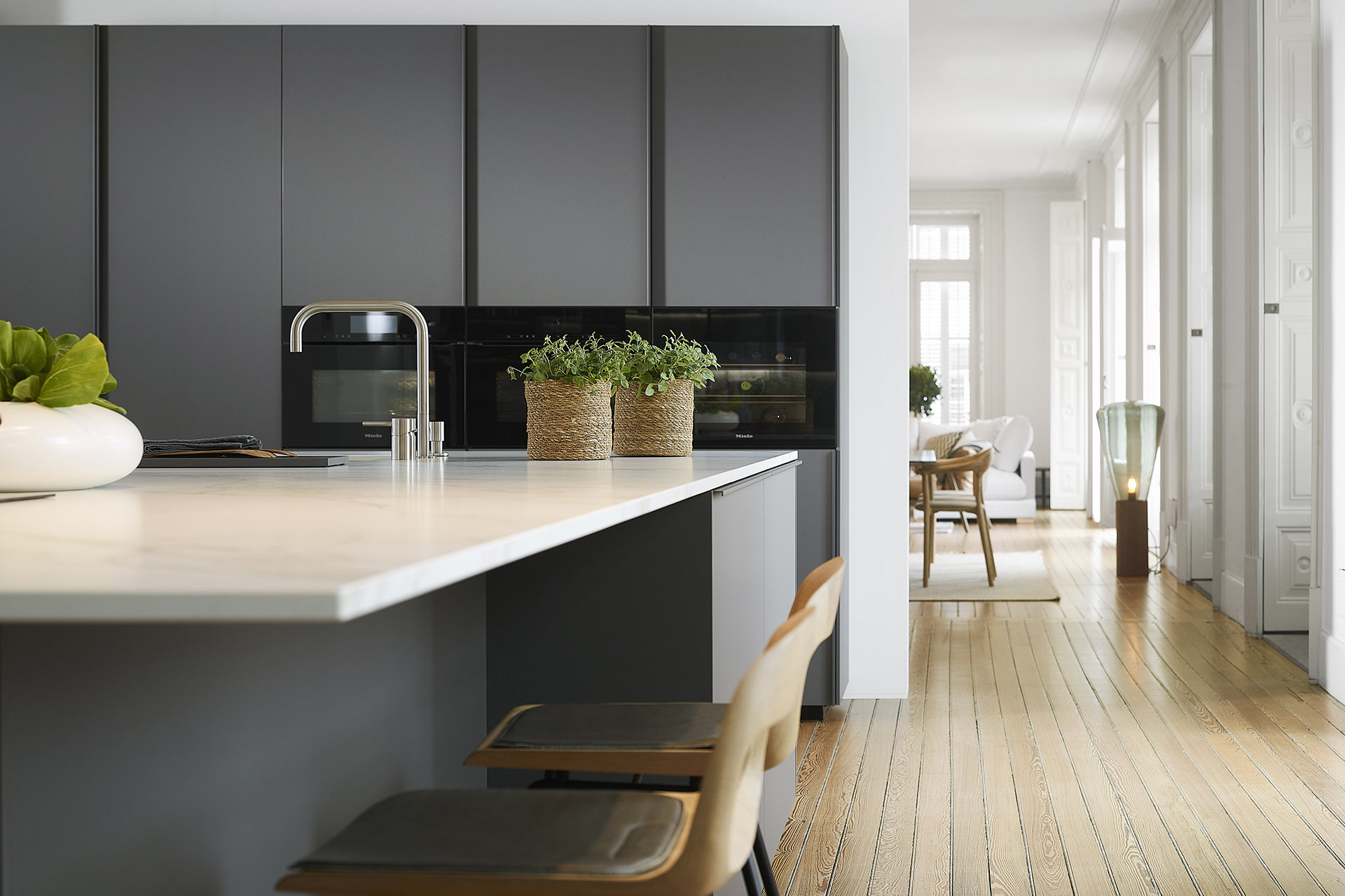 cocina-gris-abierta-con-isla-santos